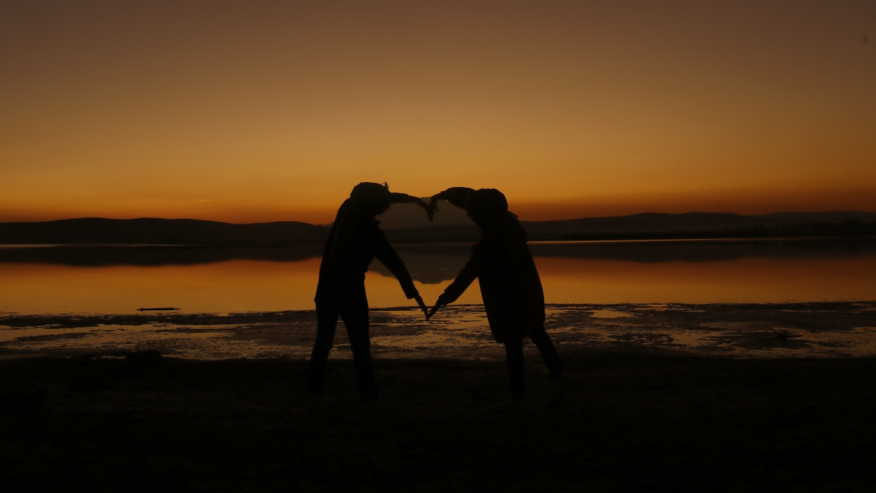 Kimileri de oluşan muhteşem manzara karşısında hatıra fotoğrafı çektirmeyi tercih ediyor.
