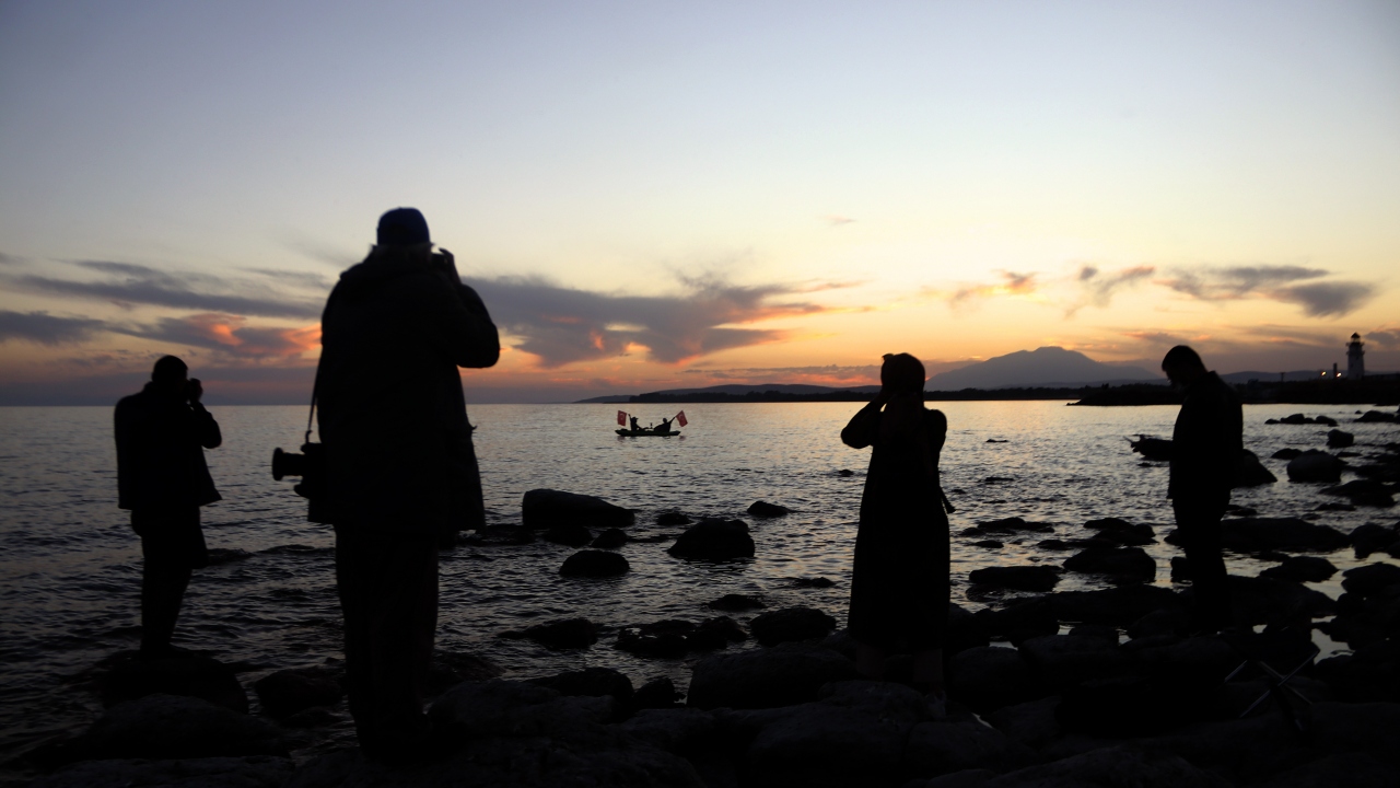 Van Gölü sahiline gelen fotoğrafçılar oluşan güzel manzarayı fotoğraflamak için adeta birbiriyle yarışıyor.