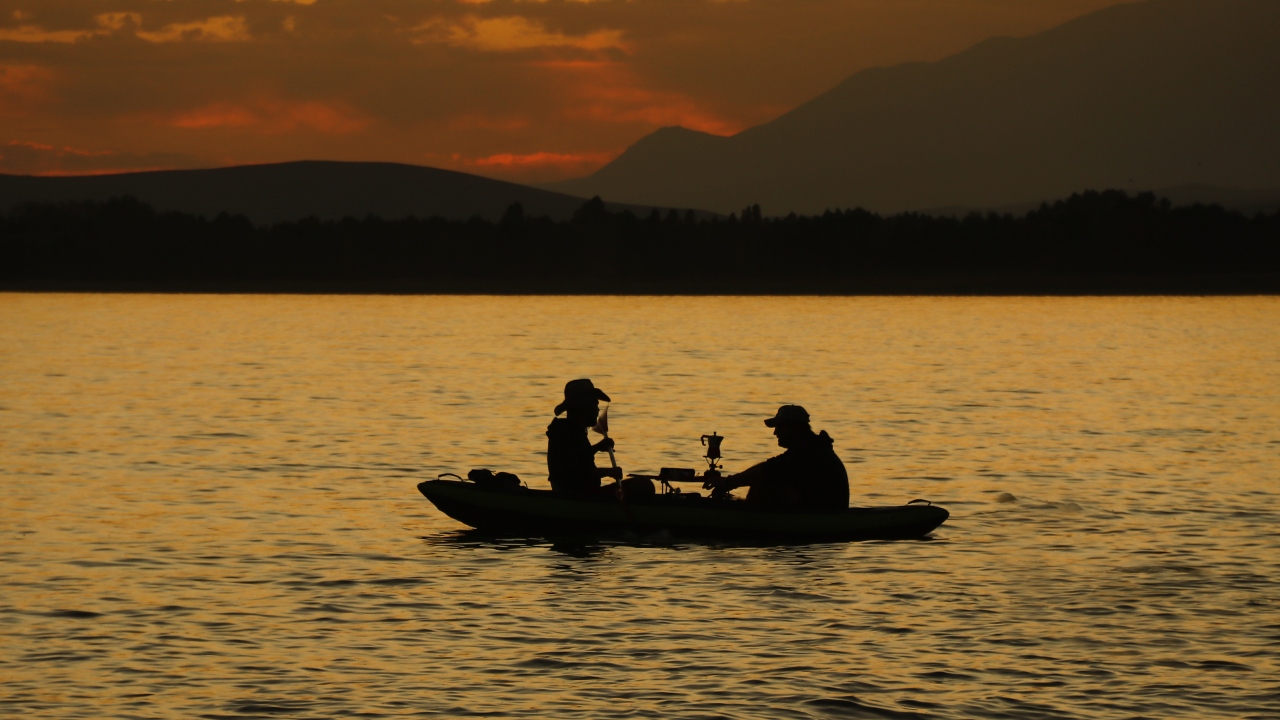 Doğa tutkunları ise muhteşem gün batımı manzarası eşliğinde kanolarıyla göle açılıp kahvelerini yudumluyorlar.