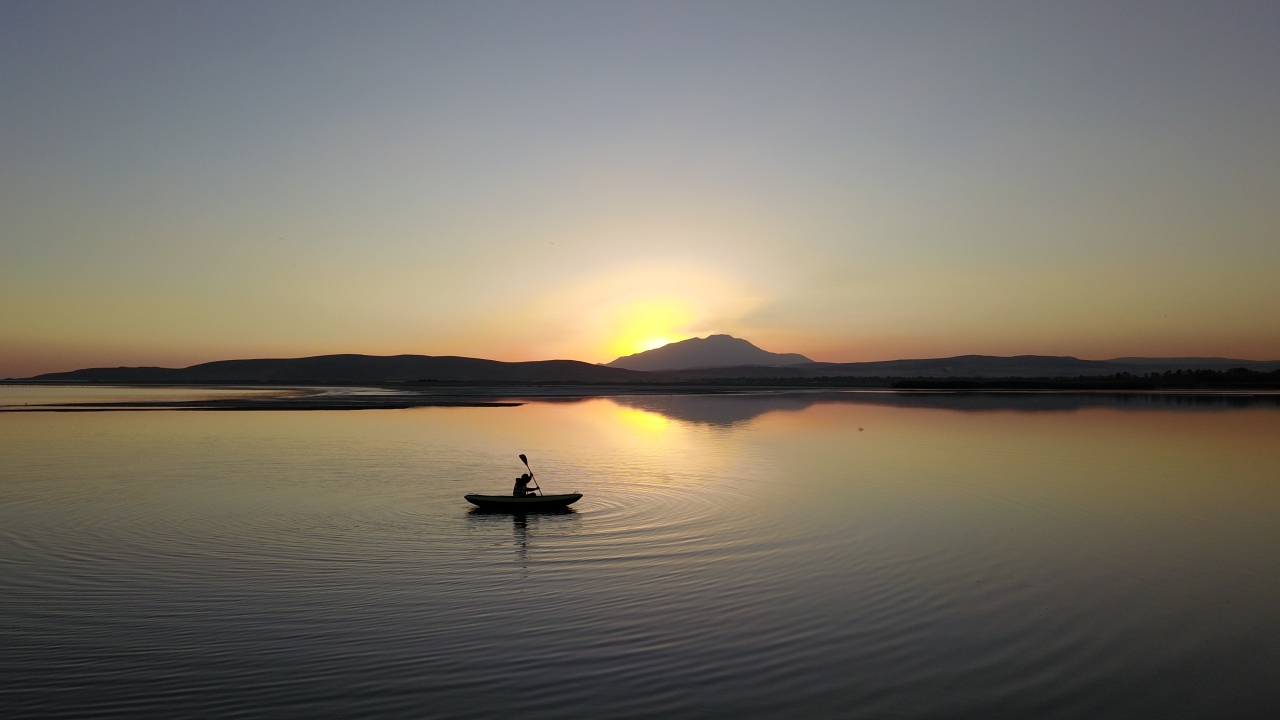 Gün batımının en güzel izlendiği yerlerden olan Van Gölü sahillerinde, güneş kente her veda ettiğinde ortaya doyumsuz manzaralar çıkıyor. 