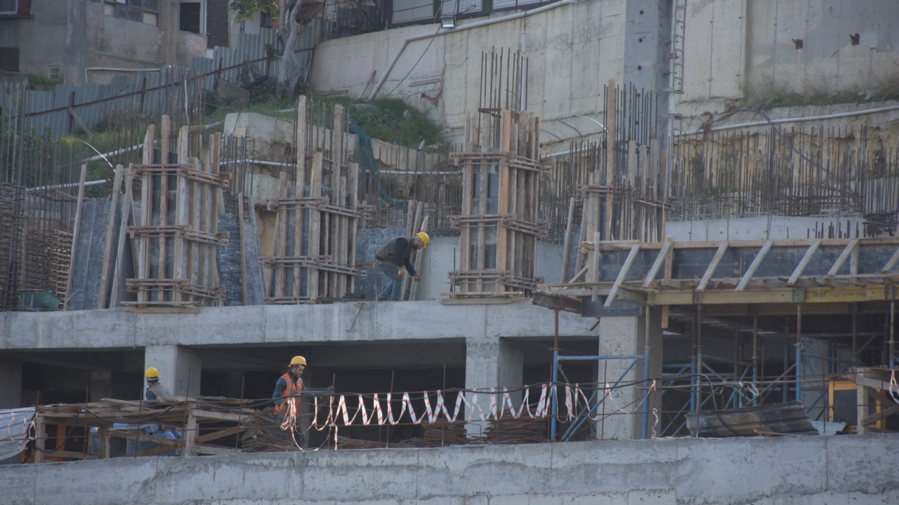 İnşaatlarda çalışanlar kısıtlamadan muaf mı?