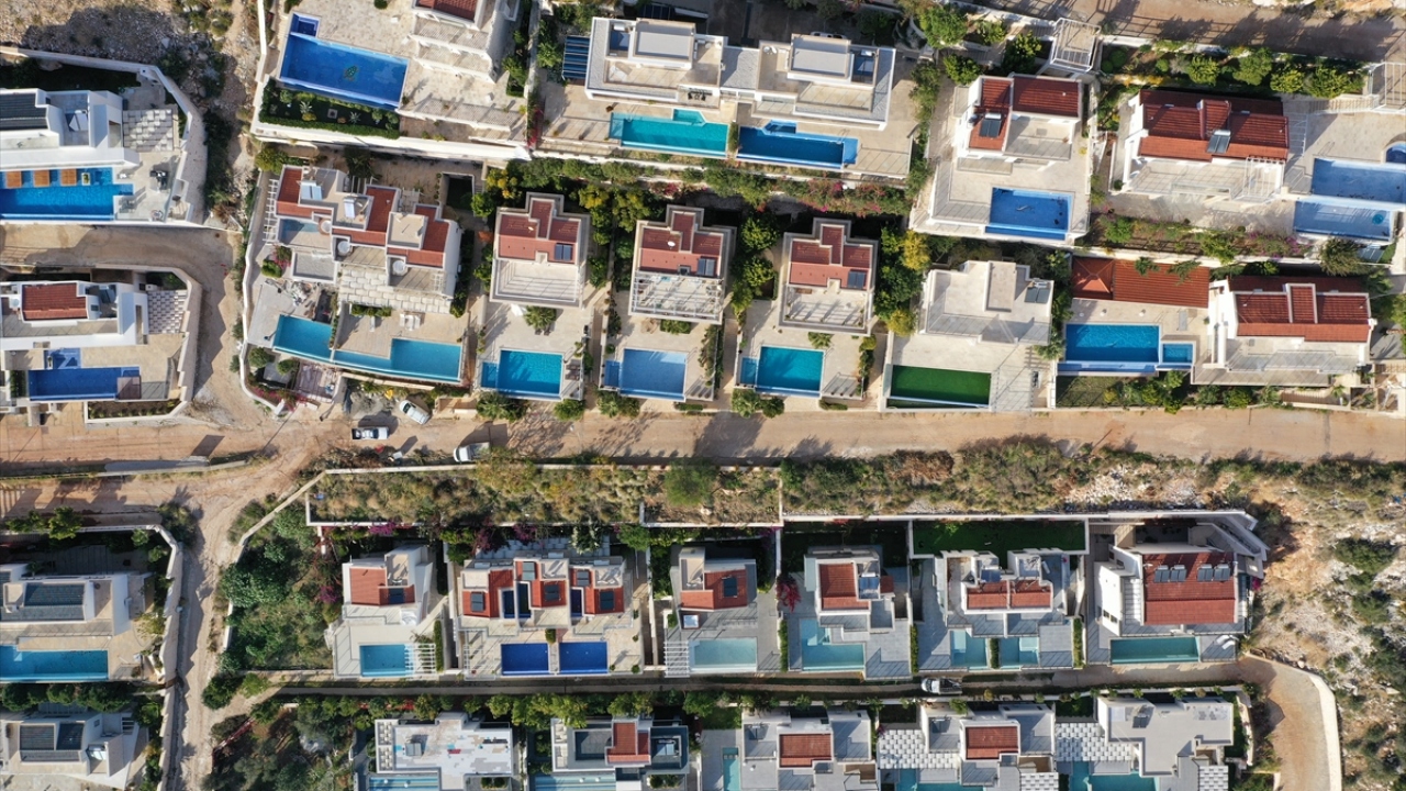 Güvenli ve sağlıklı tatil yapmak isteyen yerli ve yabancı turistler, alternatif destinasyonlar konusunda daha seçici davrandı. Bu süreçte özellikle "villa turizmine" ilgi daha da arttı. 