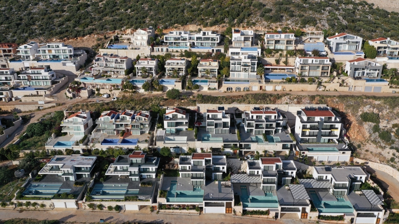 Ağırladığı turist sayısı bakımından "turizmin başkenti" olarak nitelendirilen Antalya, turizmin neredeyse durma noktasına geldiği bir süreçte yılın 11 ayında yaklaşık 3,5 milyon yabancı turist ağırladı. 