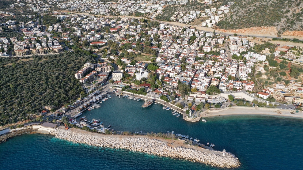 Özellikle Kaş ilçesi doğayla iç içe ve izole tatil yapmak isteyenlerin tercihi oldu. 