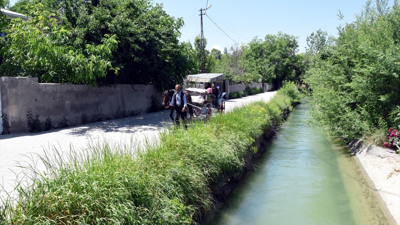 Edremit Belediyesi, Urartu Krallığı döneminde yapılan ve dünya su mühendisliği harikası olarak kabul edilen 51 kilometre uzunluğundaki 3 bin yıllık Şamran Kanalı`nın dünya miras listesine girmesi için hazırlıklara başladı. 