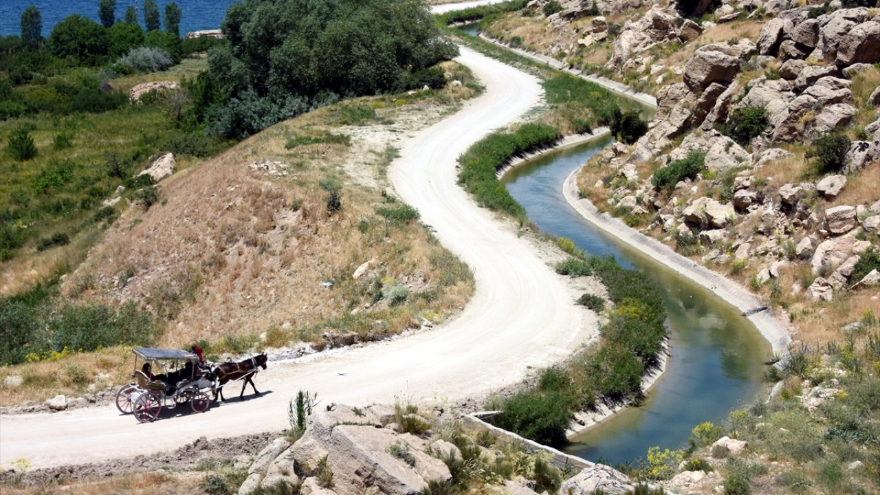 Edremit Belediyesi tarafından hazırlanan "Urartu Gelişim Koridoru" projesinin ardından şimdi de tarihin en eski sulama kanalı olarak bilinen Şamran Kanalı`nın dünya mirası listesine girmesi için UNESCO`ya başvurmaya hazırlanıyor.