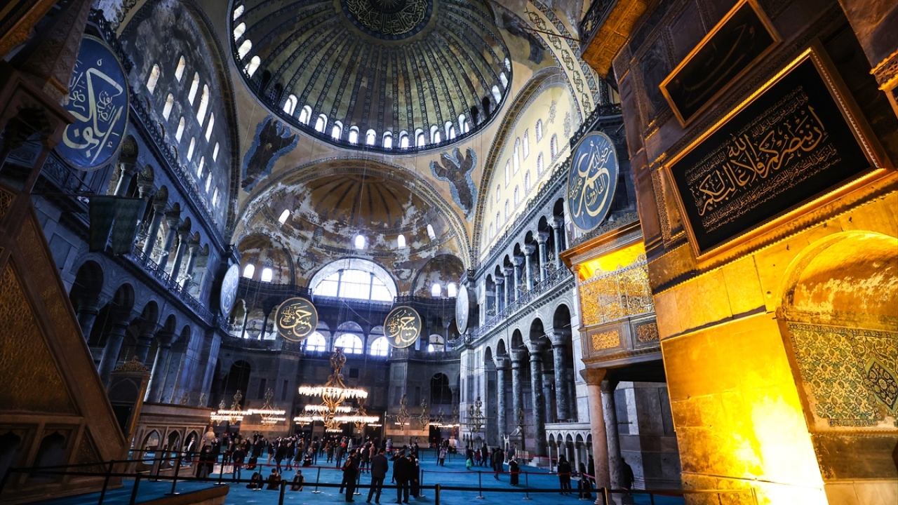 Hattat Mehmet Özçay tarafından siyah zemin üzerine zerendüd tekniği ile tatbik edilen 234x350 santimetre büyüklüğündeki tabloda, Al-i İmran suresinin 159 ve 160`ıncı ayetleri yer alıyor.