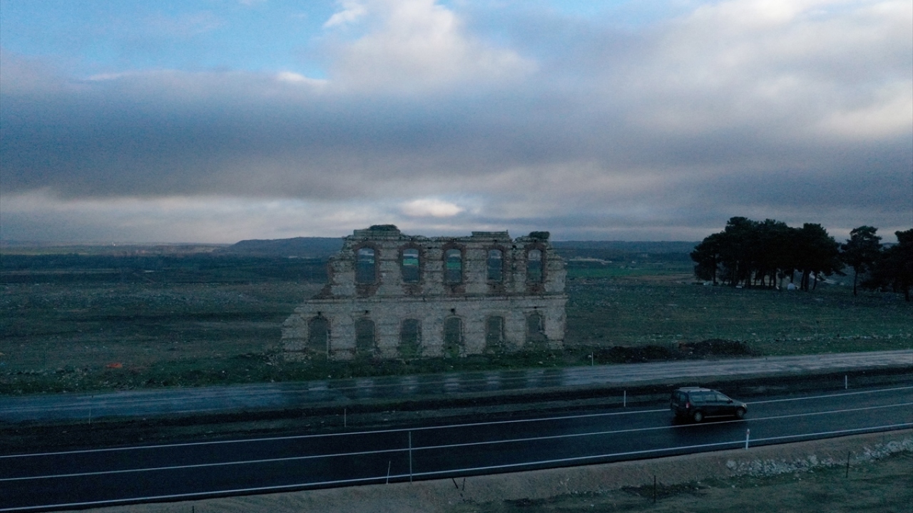 Proje kapsamında Eski Askeri Hastane`nin duvarının önünden geçen yol ulaşıma kapatıldı.