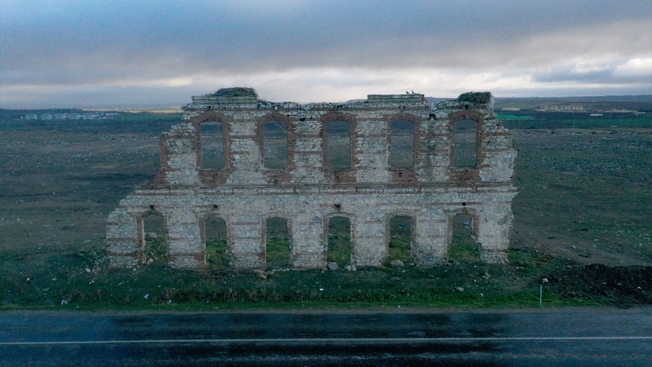 Hastane duvarı boyunca başka bir şerit açılarak ulaşım bu yönden verildi.