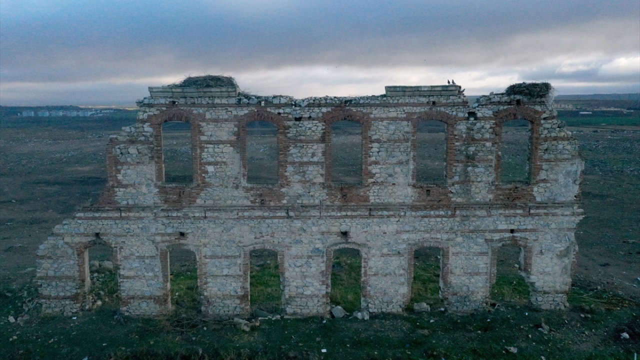 Böylece yoldan geçen araçların oluşturabileceği risklerin tarihi duvara zarar vermesinin önüne geçildi.