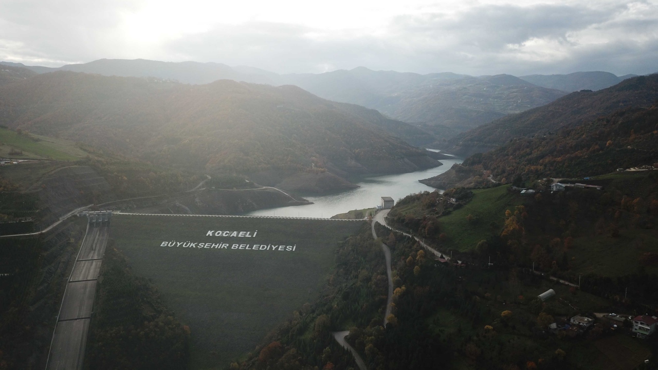 Kocaeli`nde içme suyu ihtiyacının büyük kısmının karşılandığı Yuvacık Barajı`nda, kurak geçen mevsim nedeniyle su seviyesi günden güne azalıyor. 