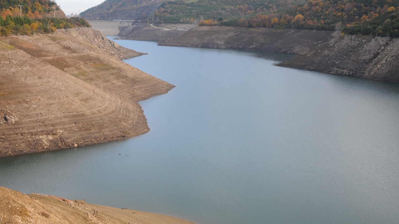 Başiskele ilçesinde bulunan Yuvacık Barajı’nda su seviyesi dip noktasına ulaşırken, baraj havzasındaki kuraklığın belirtileri dikkat çekti.