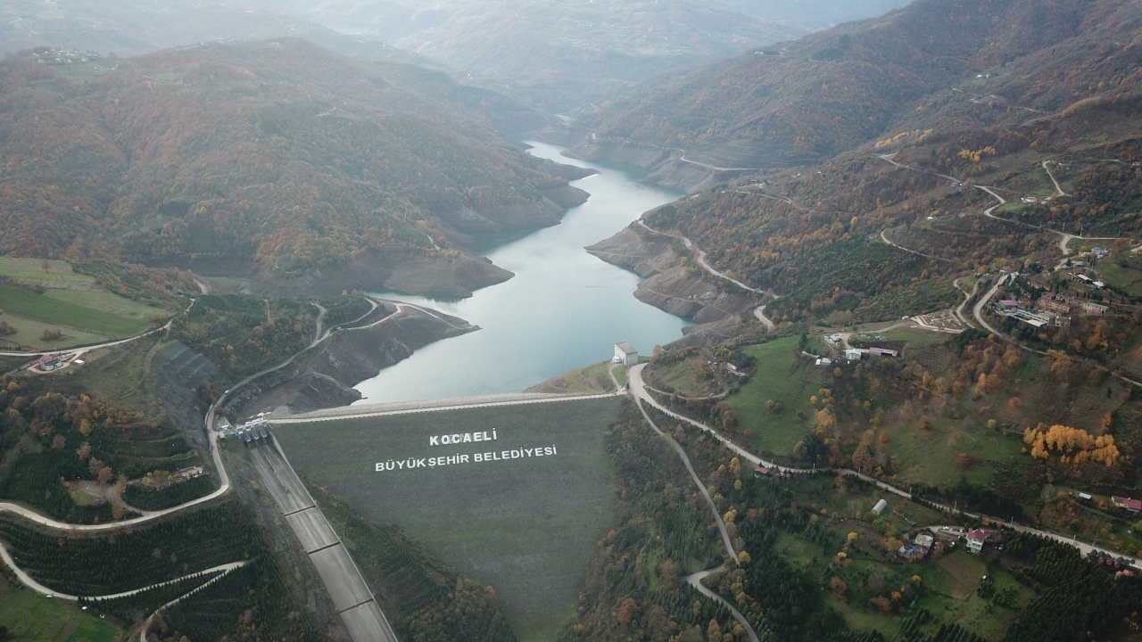 Kocaeli Su ve Kanalizasyon İdaresi`nin resmi internet sitesinden yapılan açıklamaya göre, 51 milyon metreküp kapasiteli Yuvacık Barajı`nda su seviyesi 8 milyon 510 bin metreküp ile yüzde 17’ye düştü.  