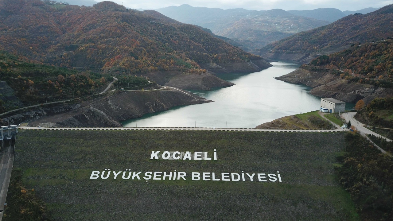 İSU yetkilileri, barajdan günde 100 ile 120 bin metreküp arasında su kullanıldığını, ayrıca Sapanca Gölü’nden Yuvacık Baraj Arıtma Tesisi`ne çekilmiş isale hattından su takviyesi yapıldığını belirtti.