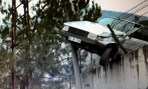 Yoldan çıkan otomobili direk kurtardı