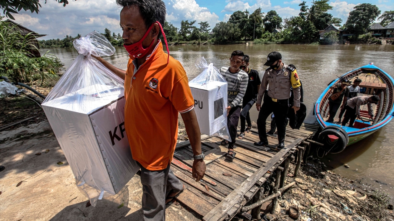 Güney Sumatra`nın Ogan Ilir bölgesindeki nehir kenarında yer alan köylere, seçim sandıkları ve oy pusulaları, kayıklarla taşındı.