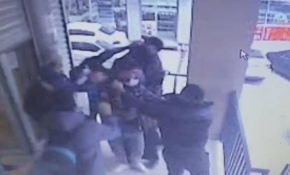 İstanbul'da PTT çalışanlarına darp anı kamerada