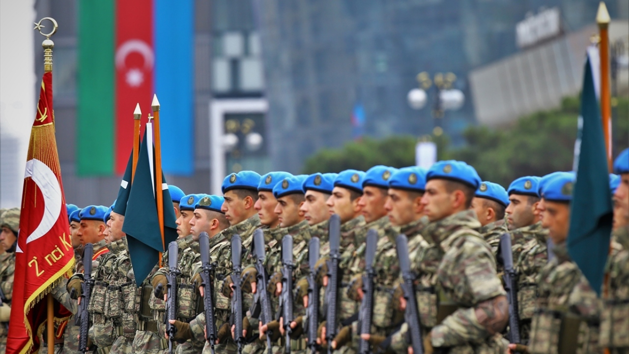 Törene katılacak Mehmetçik, Bakü sokaklarındaki provalarda yer aldı. 