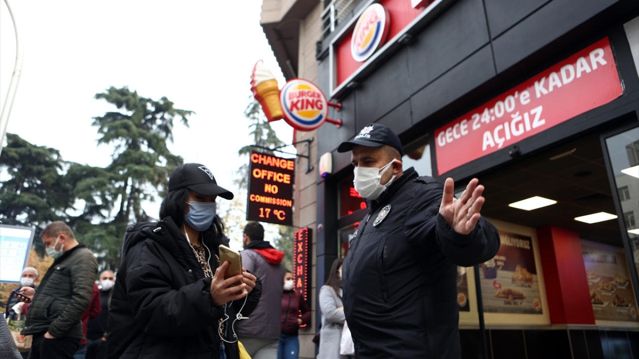 İl Hıfzıssıhha Kurulunca alınan karar gereği, hareketliliğin en yoğun olduğu bölgelerden Ortahisar ilçe merkezindeki Uzun Sokak ve Kahramanmaraş Caddesi`nde HES kodu uygulamasına geçildi.