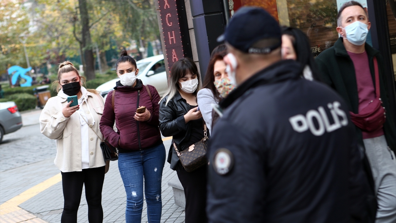 Polis ekiplerince, Valilik koordinasyonunda yürütülen uygulama kapsamında Uzun Sokak ile Kahramanmaraş Caddesi`nin giriş ve çıkışlarına yayalar için denetim noktaları oluşturuldu.