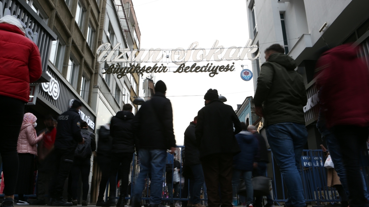 Bariyer yerleştirilen noktalarda denetim yapan polisler, HES kodu bulunmayan vatandaşların geçişine izin vermedi. Ekipler, bazı vatandaşların HES kodu oluşturmasına yardımcı oldu.