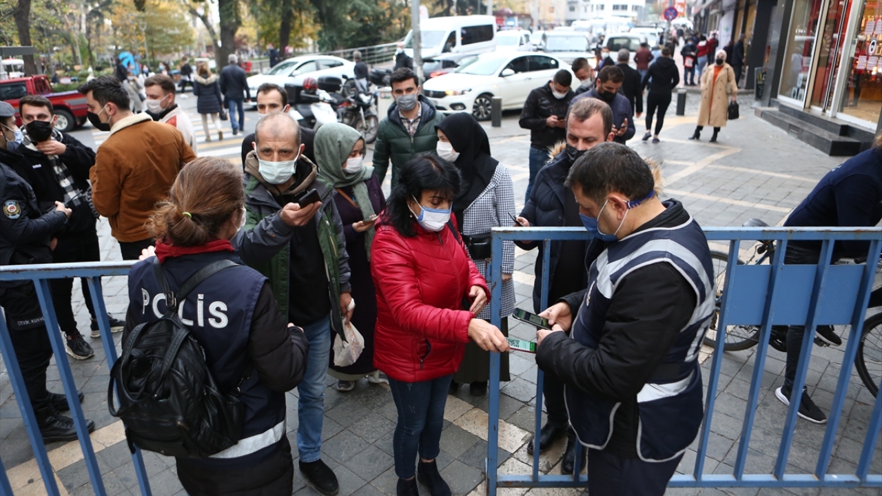 Yusuf Demir ise HES kodu uygulamasının artık günlük hayatın bir parçası olduğunu belirtti, yapılan bu tür denetimlerin salgınla mücadelede önemli olduğunu dile getirdi. 