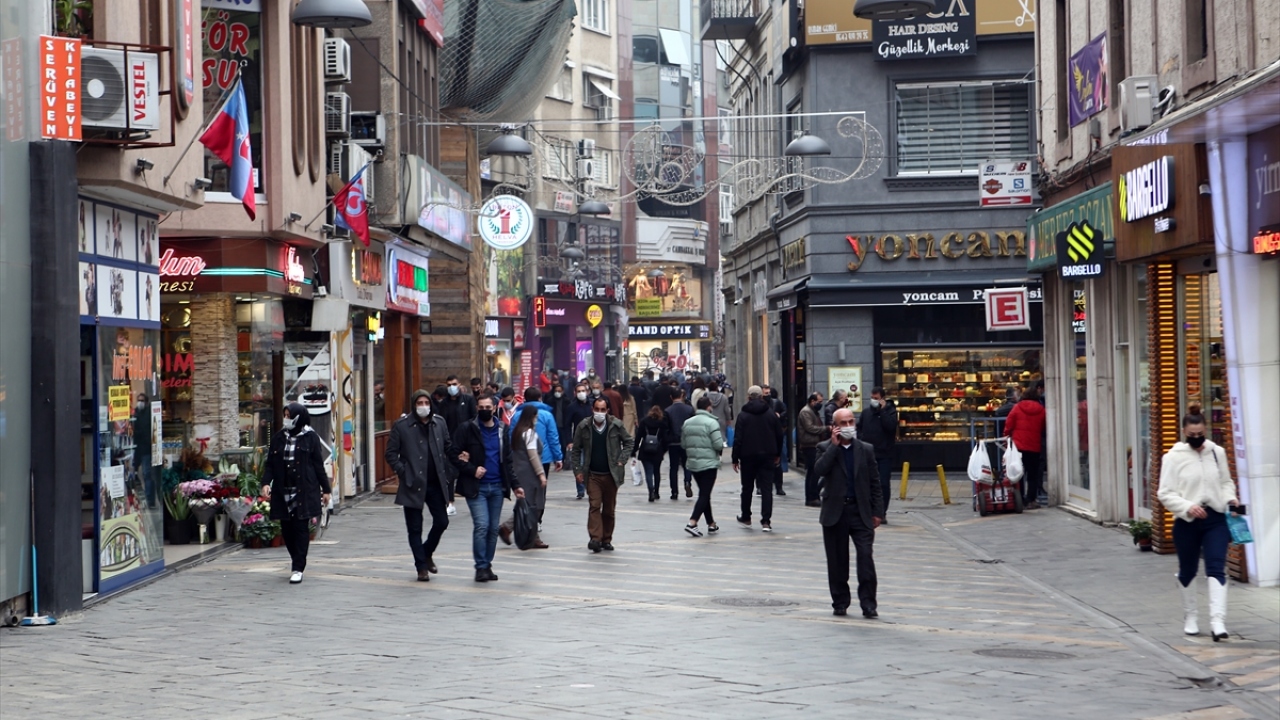 Kentte bir süredir, Adalet Sarayı ve Bölge İdare Mahkemesi ile alışveriş merkezlerine de HES kodu ile giriliyor.