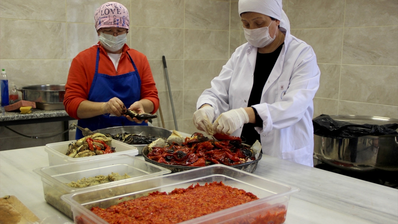 Havsa Kadın Girişimcileri Üretim ve İşletme Kooperatifi üyeleri, ana malzemeleri domates, patlıcan ve kapya biber olan, daha çok kahvaltıda tüketilen geleneksel sosu üreterek tüketicilere sunuyor. 