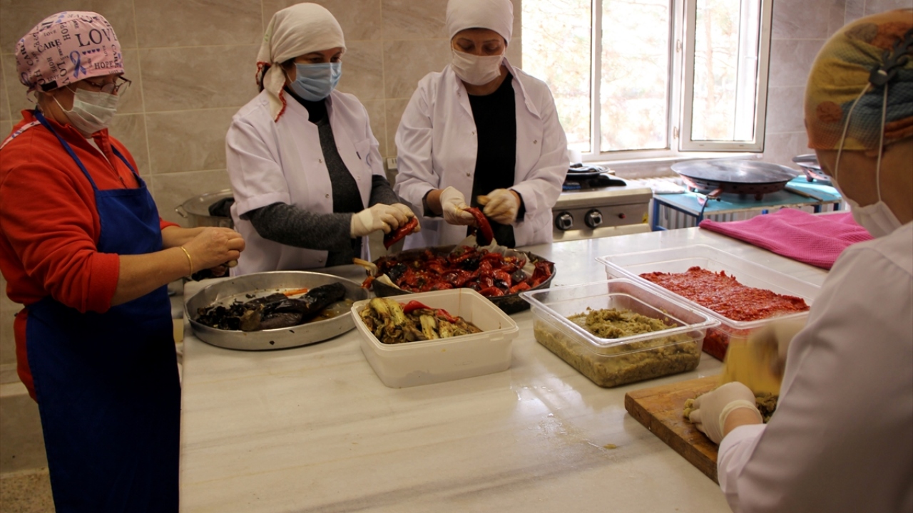 Sosu yaparken nineleri ve annelerinden öğrendikleri yöntemi uygulayan kadınlar, ürettikleri lezzetli soslarla tüketicilerin beğenisini kazanıyor. 