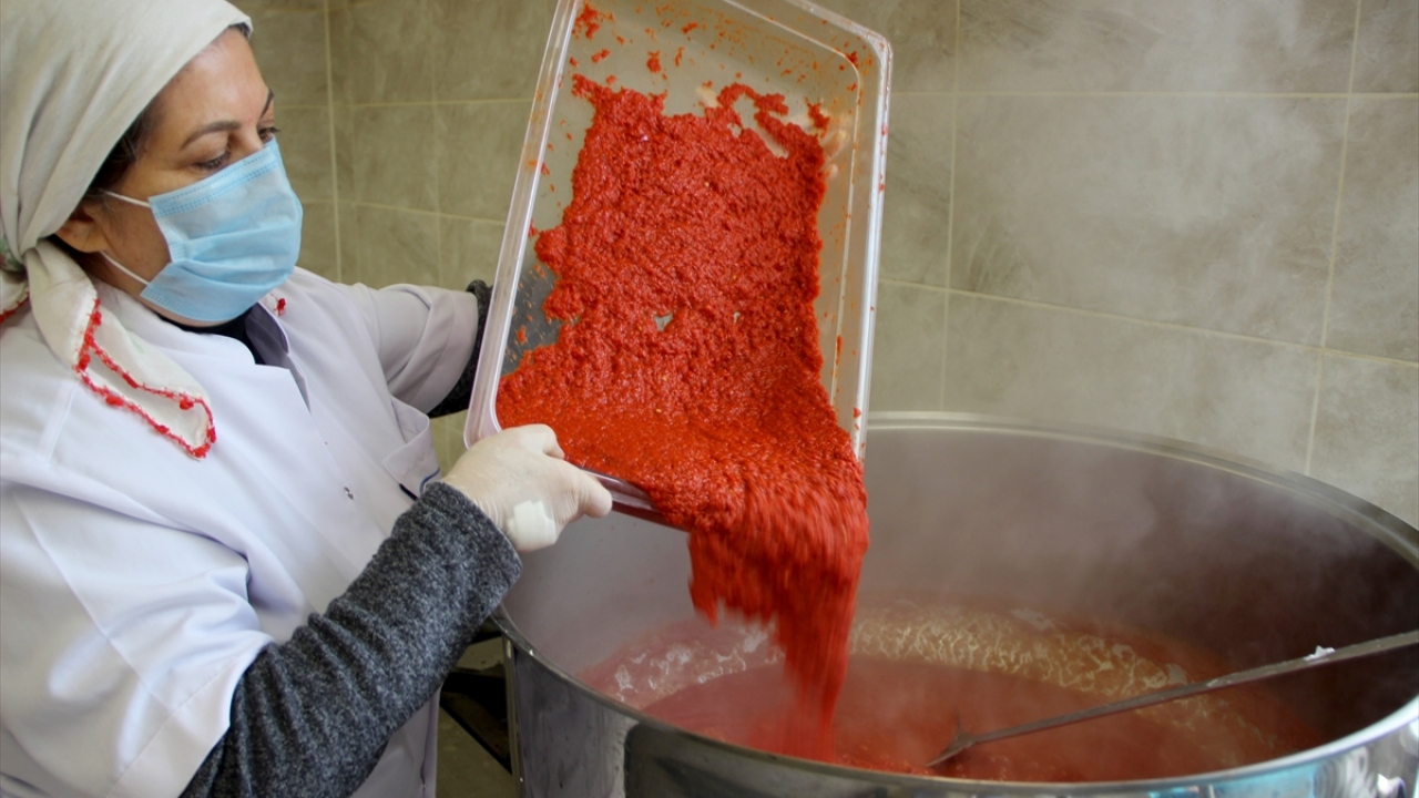 Kooperatifin kurucu üyesi Emine Öztürk, gazetecilere yaptığı açıklamada, "çocukluğunun lezzeti"ni geleneksel yöntemlerle üretmenin mutluluğunu yaşadığını söyledi.