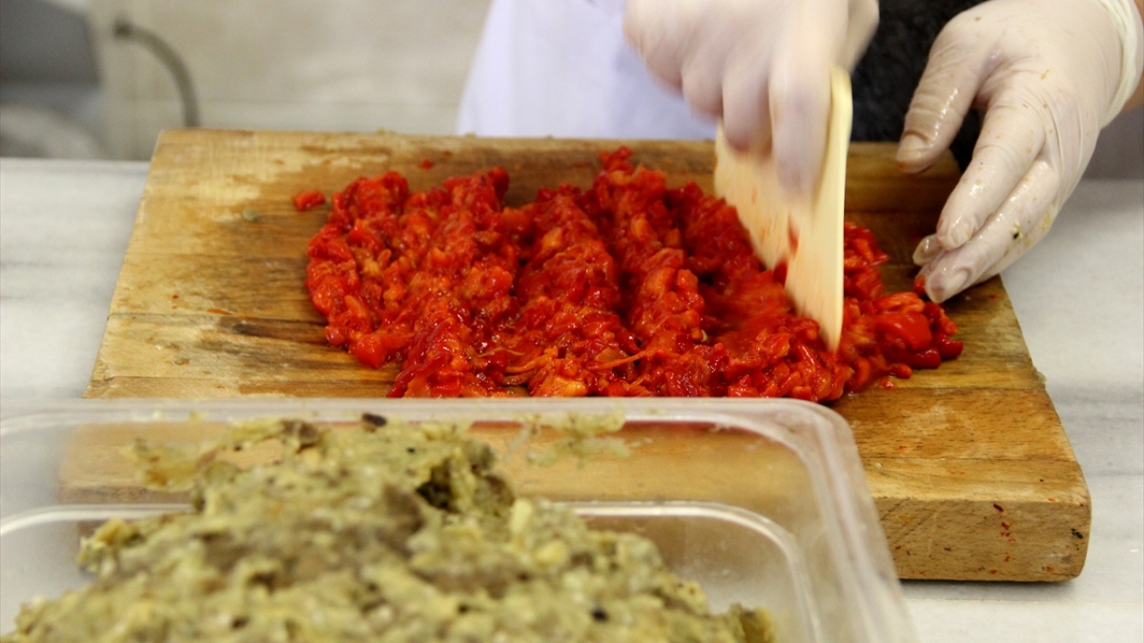 Öztürk, Balkan sosu yapımının birçok zorlu aşamadan oluştuğunu ve ustalık isteyen bir süreç olduğunu ifade etti. 