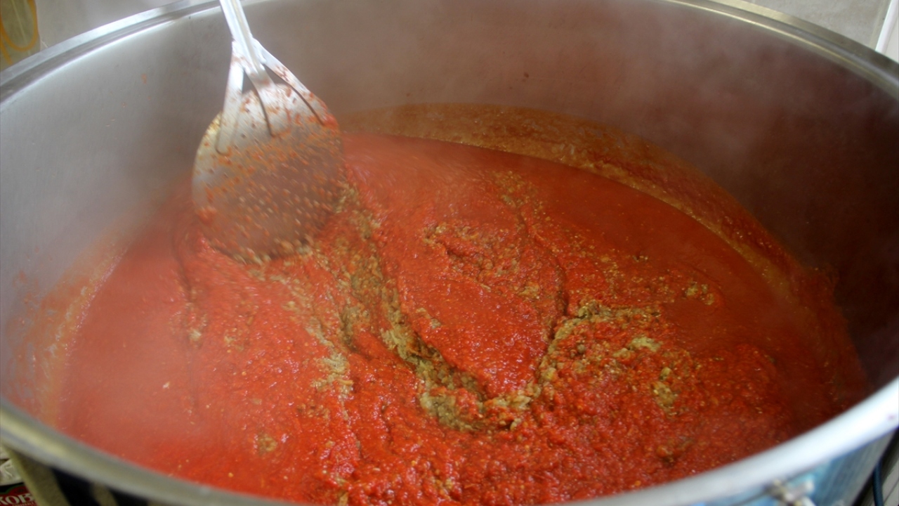 Sosu, doğal ürünlerden ve katkı malzemesi kullanmadan hazırladıklarını belirten Öztürk, sosun yapımını şu şekilde anlattı: