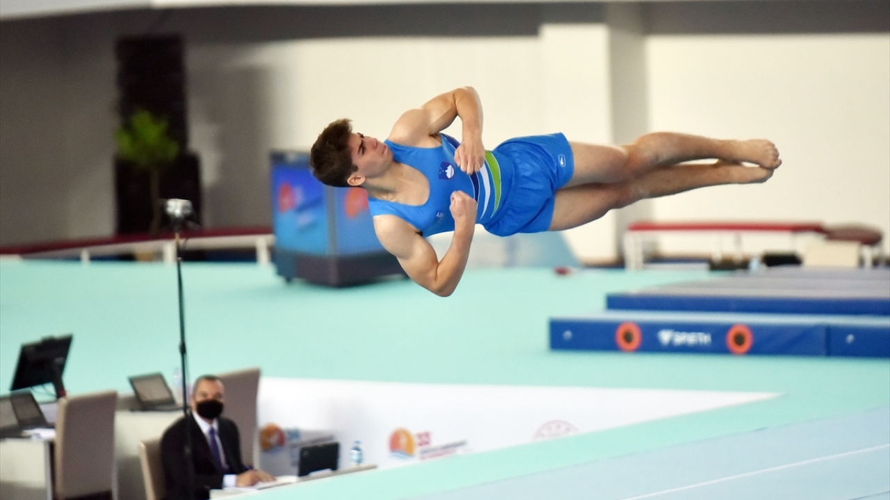 Slovak sporcu Gregor Turk, yer aletinde performans sergiledi.