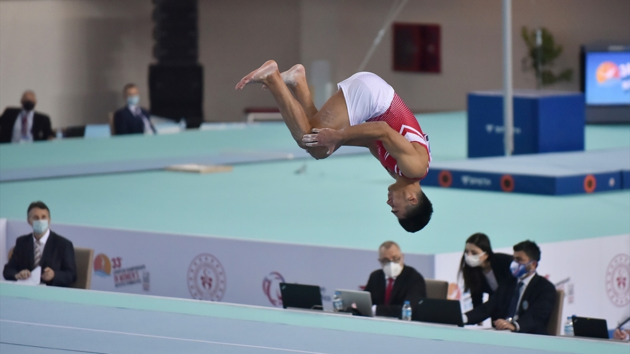 Milli sporcu Mert Efe Kılıçer, yer aletinde performans sergiledi.