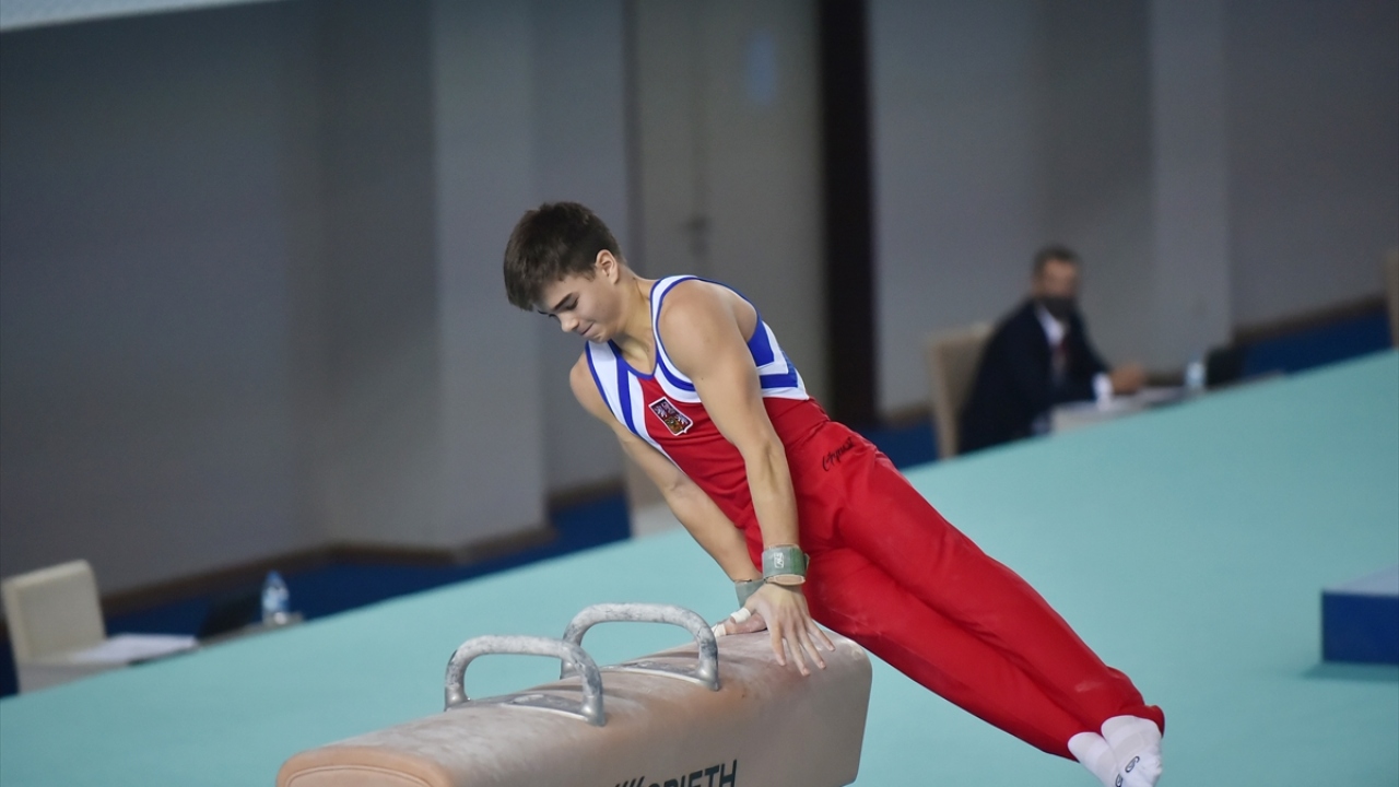 Çeykalı sporcu Frantisek Marghold, kulplu beygir aletinde performans sergiledi.