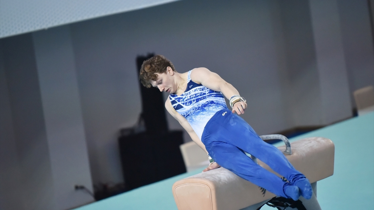 Finlandiyalı sporcu Niila Sinivuori, kulplu beygir aletinde performans sergiledi.