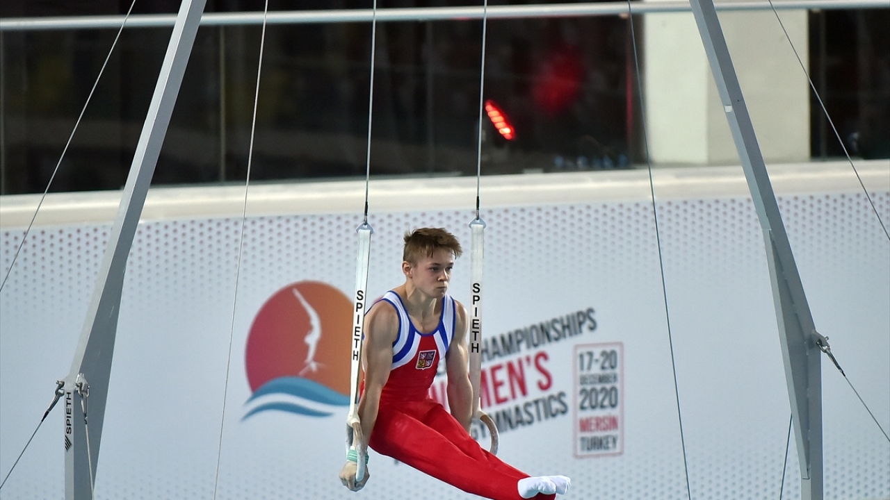 Çekyalı sporcu Vojtech Sacha, barfiks aletinde performans sergiledi.
