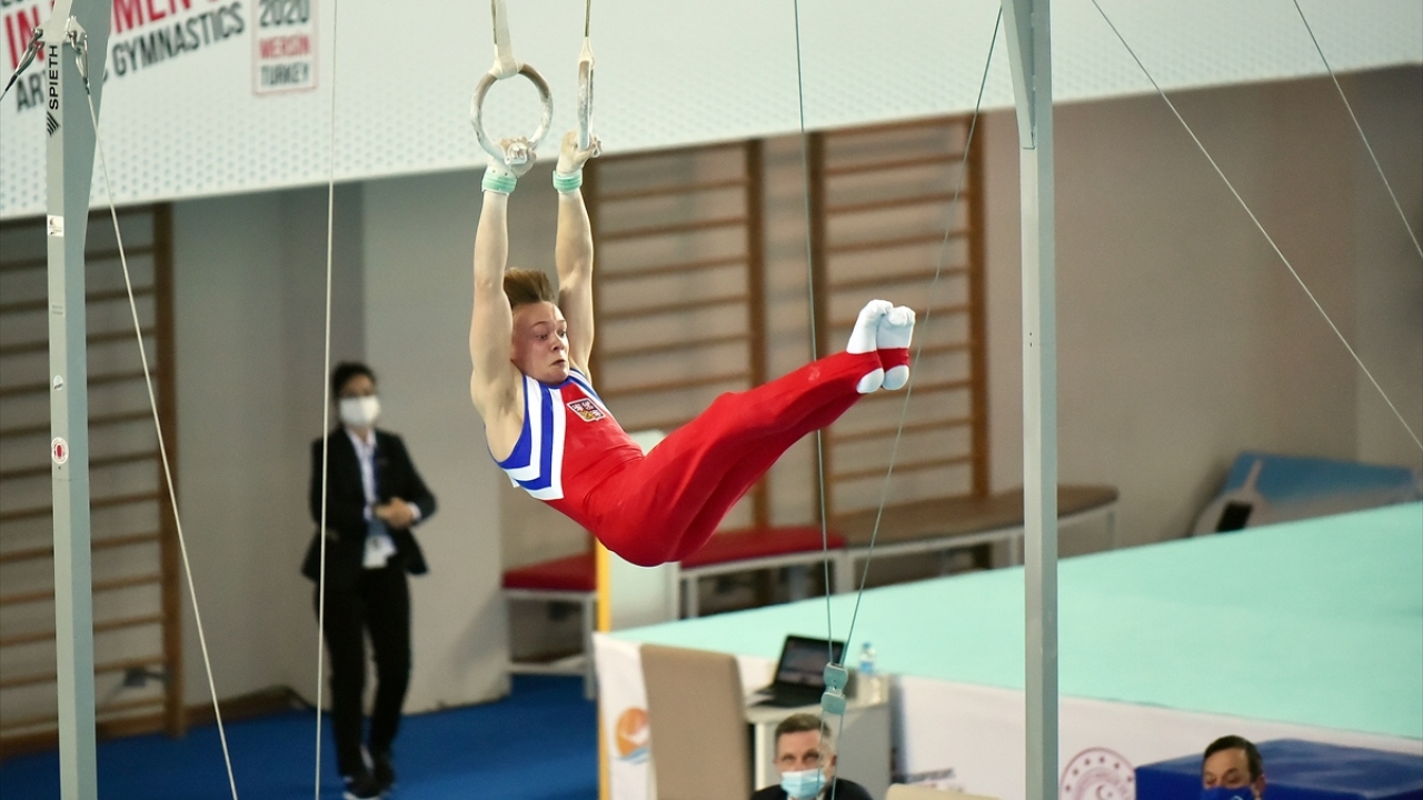 Çekyalı sporcu Vojtech Sacha, barfiks aletinde performans sergiledi.