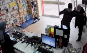 Eczane çalışanı yaşlı adamı darbetti