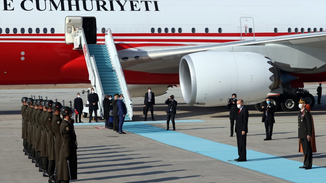 Erdoğan, tören mangasını selamladı.