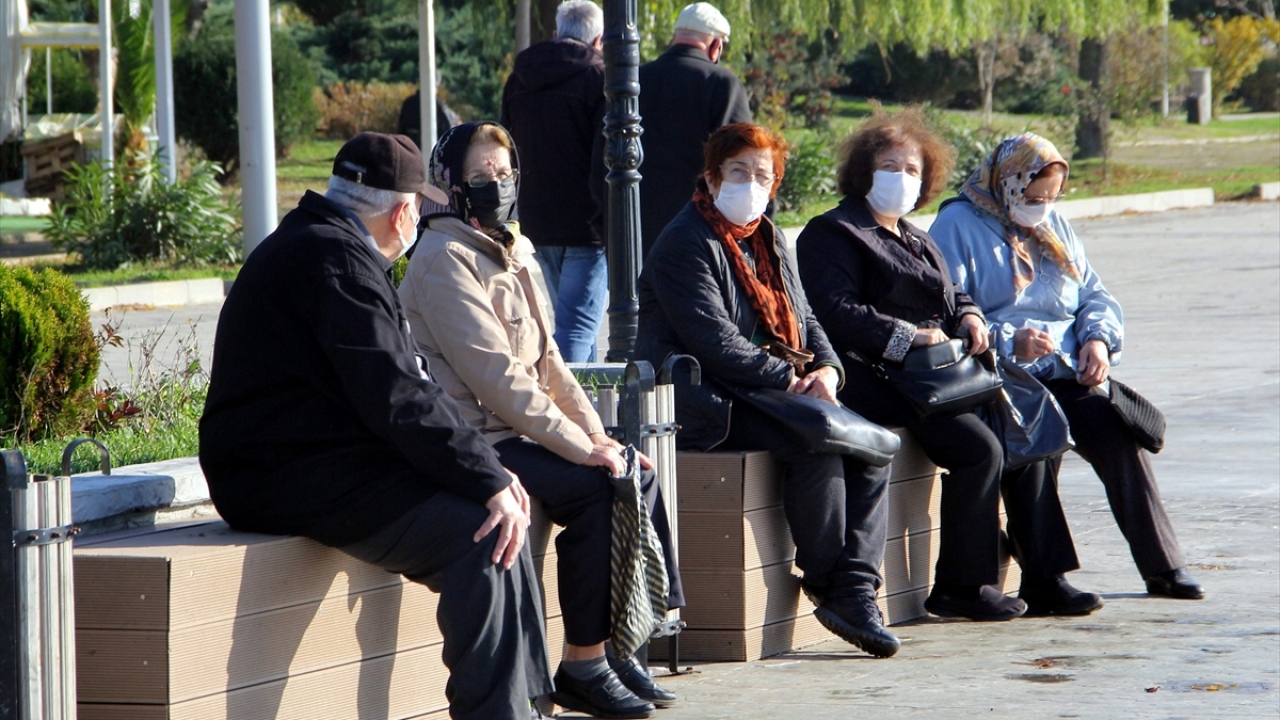 Hava sıcaklığının 16 dereceyi bulduğu kentte, 65 yaş ve üstü vatandaşlar, 10.00-13.00 saatleri arasında güneşli havayı değerlendirmek için park ve bahçelerde yoğunluk oluşturdu.