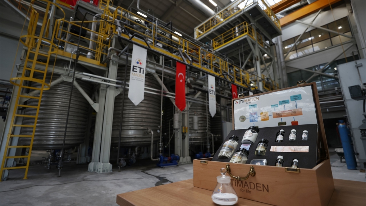 Eti Maden İşletmeleri Teknoloji Geliştirme Dairesi Başkanı Derya Maraşlıoğlu, yaptığı açıklamada, lityum ve bileşiklerinin 21`inci yüzyılın önemli madenlerinden olduğunu söyledi.