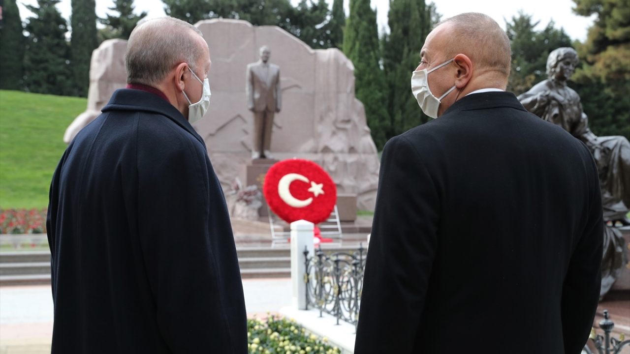 Erdoğan, ziyaretlerin ardından mevkidaşı İlham Aliyev ile birlikte Zafer Geçidi Töreni`ne katılacak.