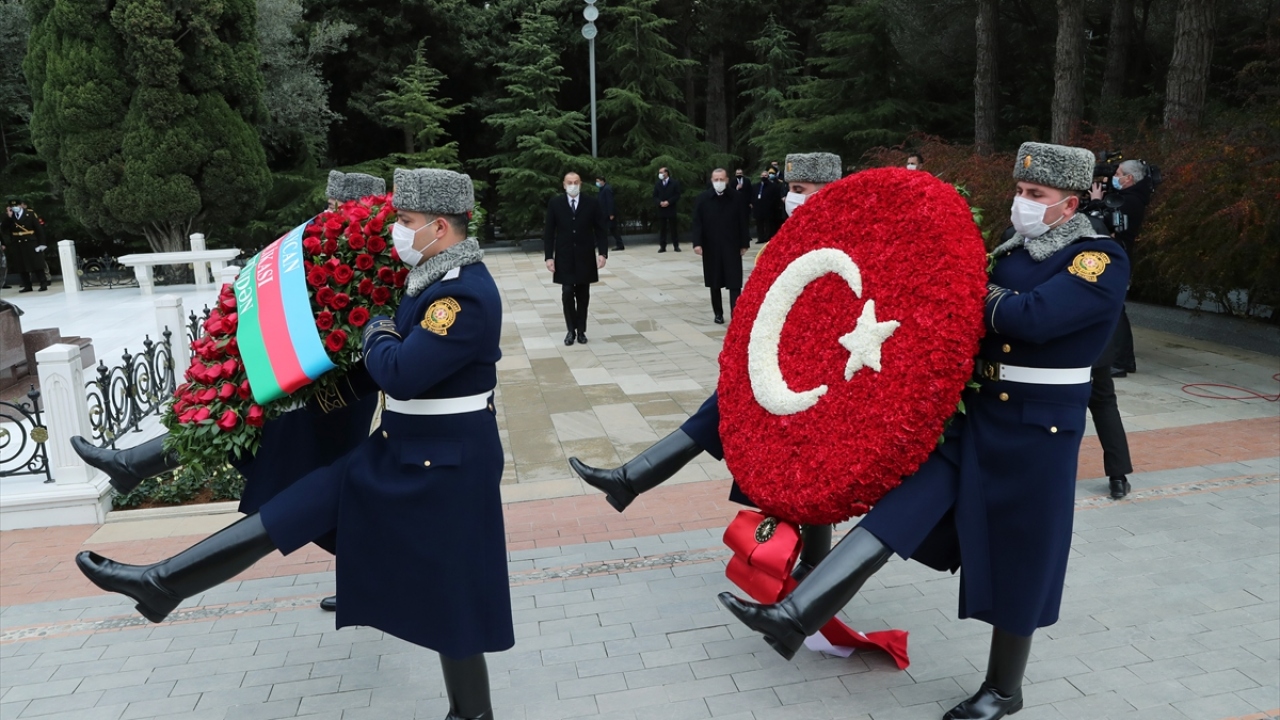 Erdoğan ve Aliyev daha sonra, Azerbaycan ve Türk şehitliklerini ziyaret etti. 