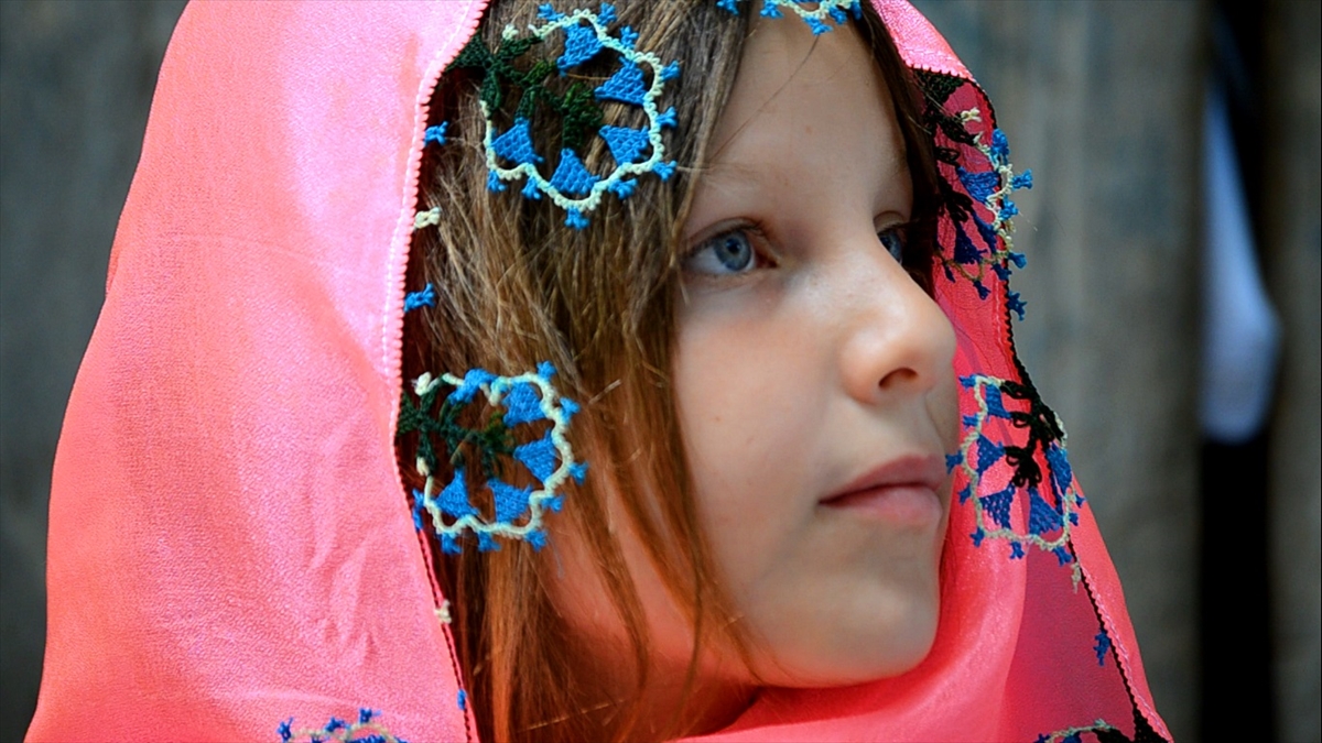 Asırlardır bu işle aile bütçesine katkı sağlayan kadınların ürettiği iğne oyaları, tekniği, zarif ve özenli işçiliğinin yanı sıra çeşitliliği dolayısıyla tercih ediliyor.