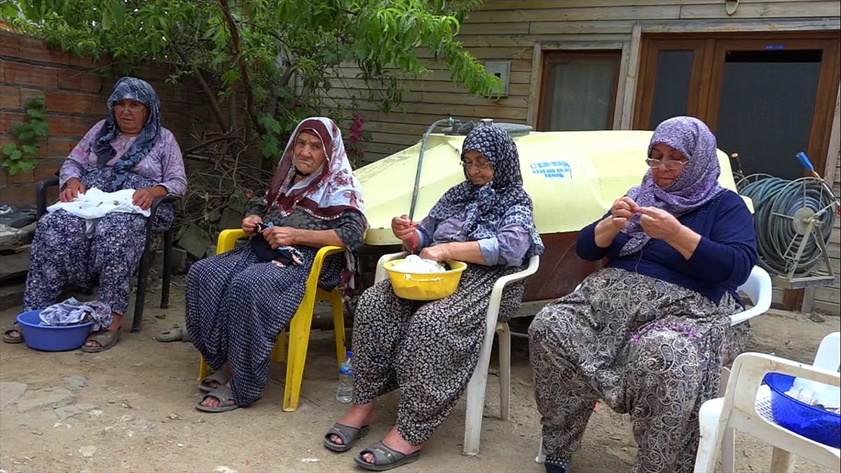 İğne oyası işleyen Kamile Tosun, büyüklerinden öğrendikleri bu el sanatını yıllardır yaşattıklarını söyledi.