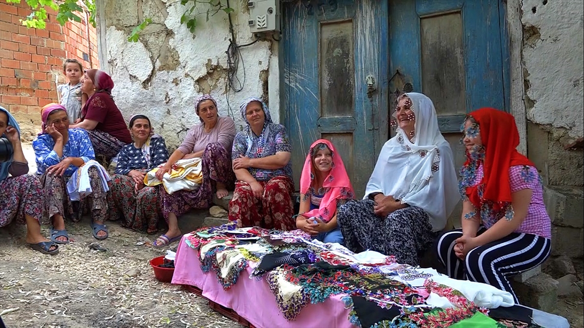 Kırsal Müşküle Mahallesi`nde erken saatlerde evdeki işlerini bitiren kadınlar, bir kapının önünde toplanarak, muhabbet eşliğinde iğne oyası yapıyor. 