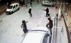 Top oynayan çocukları pompalı tüfekle kovaladı