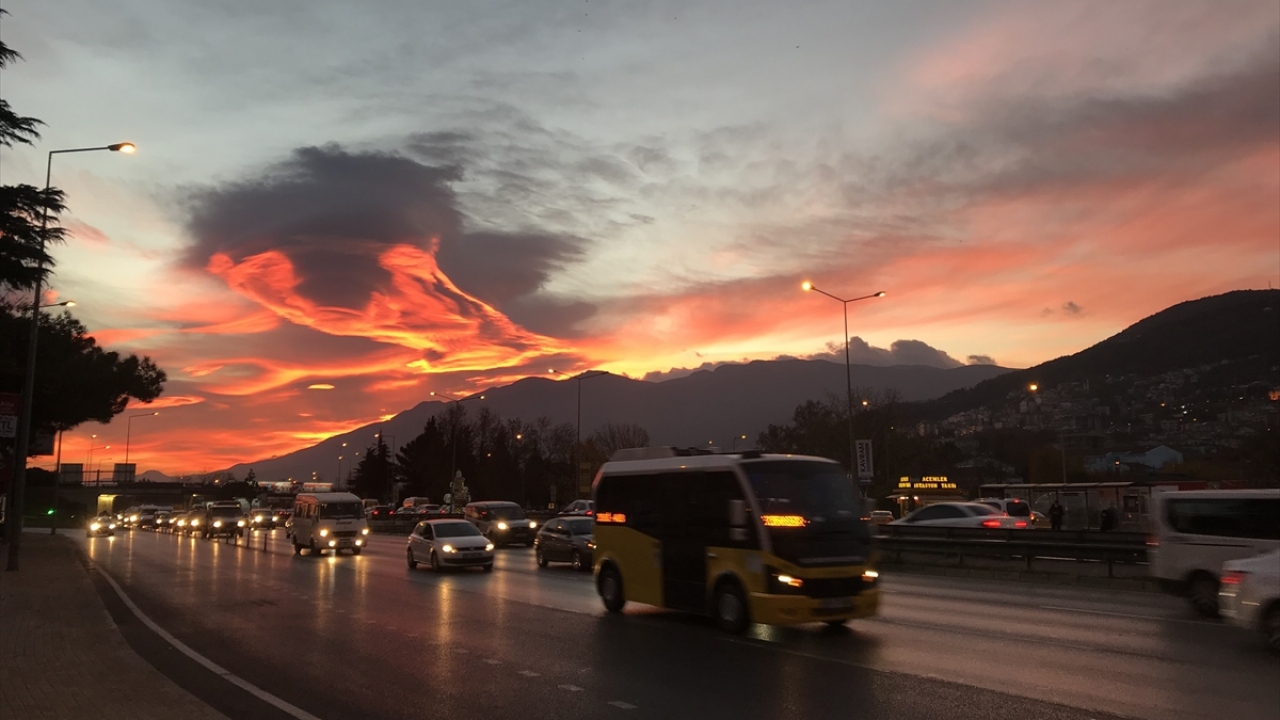 Adeta alev topunu andıran bulutu gören vatandaşlar, cep telefonlarıyla bu anı kaydederken, farklı yerlerinden çekilen fotoğraflar sosyal medyada paylaşıldı.
