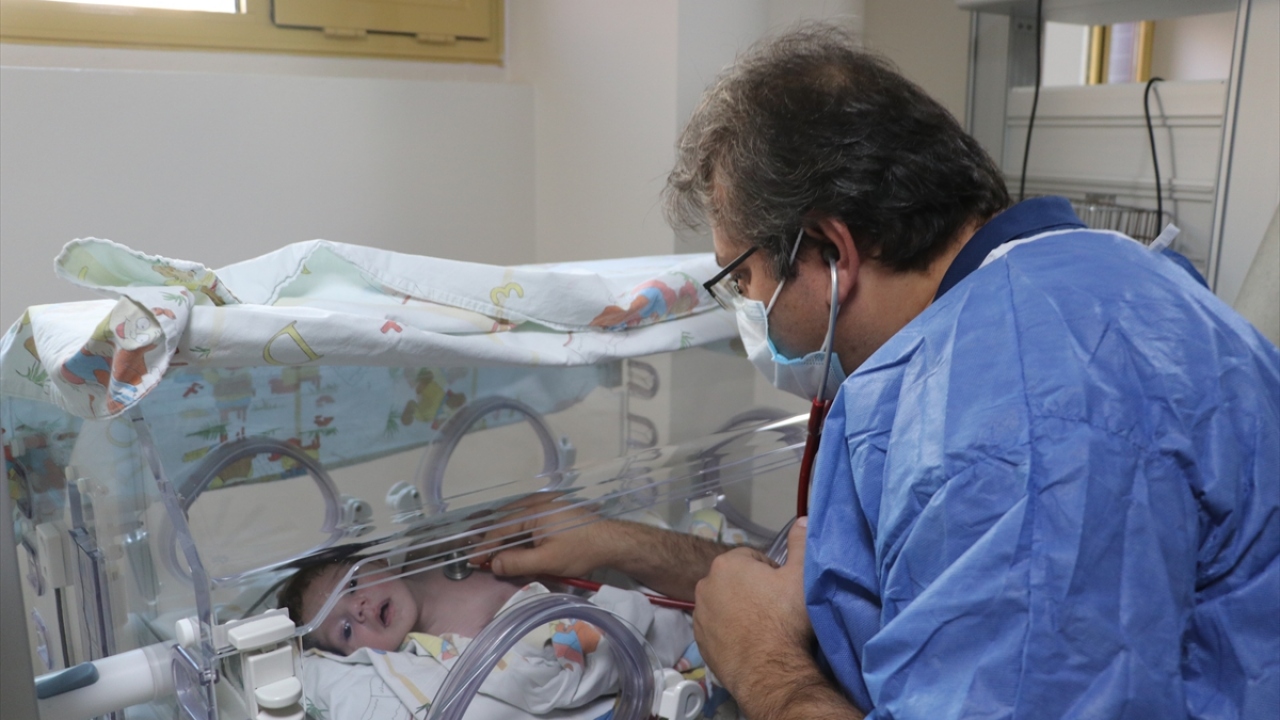 Durumu düzelen ve hayati tehlikesi ortadan kalkan Mahmut bebek, Çocuk Yenidoğan Yoğun Bakım Servisi`nde takibe alındı.
